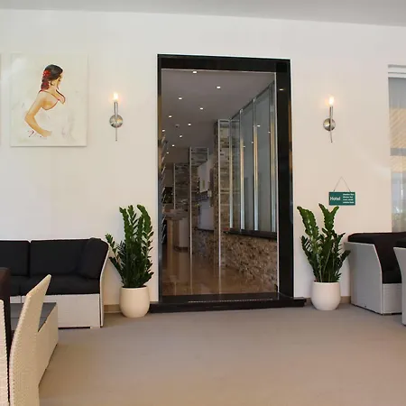 Luna Garni Hotel 3*